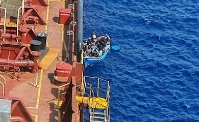 Украинский капитан спас в Средиземном море 27 мигрантов