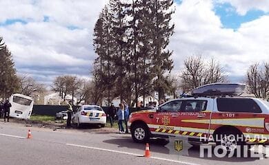На Прикарпатье автомобиль врезался в рейсовый автобус. Есть погибшие