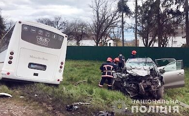 На Прикарпатье автомобиль врезался в рейсовый автобус. Есть погибшие