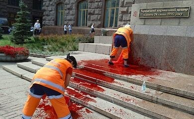 Вандализм в центре столицы: на Крещатике разлили красную краску