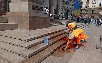Вандализм в центре столицы: на Крещатике разлили красную краску