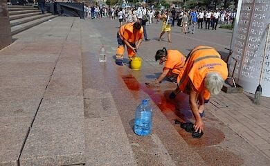 Вандализм в центре столицы: на Крещатике разлили красную краску