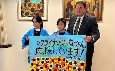 В Японії школярі засіяли поле соняшників, щоб зібрати гроші для допомоги українцям