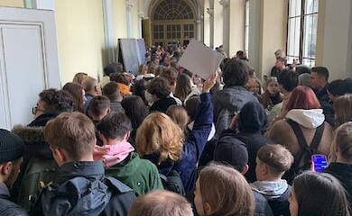 Сотні студентів прийшли у Львівську політехніку з вимогою звільнити Фаріон