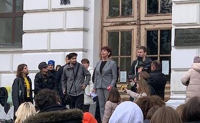 Сотні студентів прийшли у Львівську політехніку з вимогою звільнити Фаріон