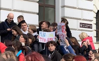 Сотні студентів прийшли у Львівську політехніку з вимогою звільнити Фаріон