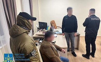 На Одещині посадовця міськради викрили на хабарі