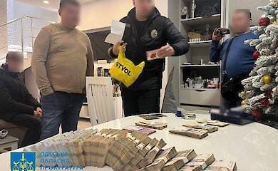 На Одещині посадовця міськради викрили на хабарі
