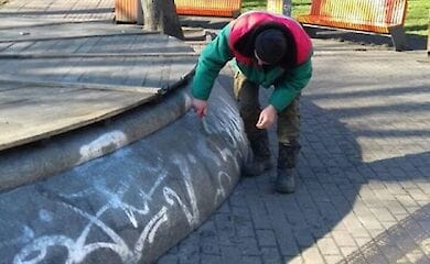 В Киеве на Контрактовой площади вандалы разрисовали фонтан