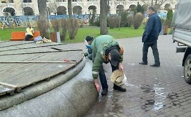 В Киеве на Контрактовой площади вандалы разрисовали фонтан